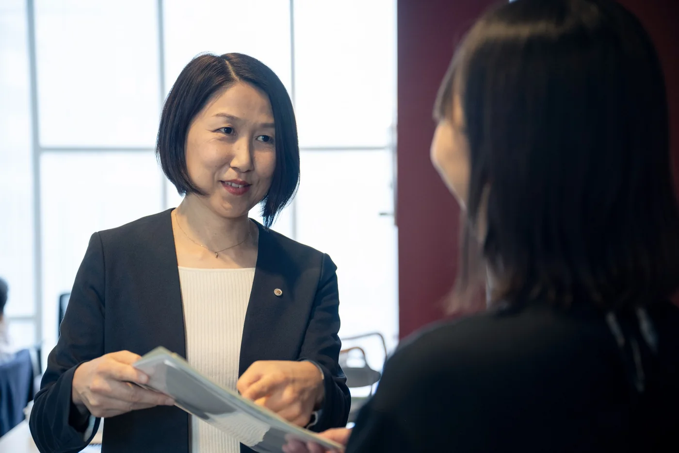 女性の相談対応風景
